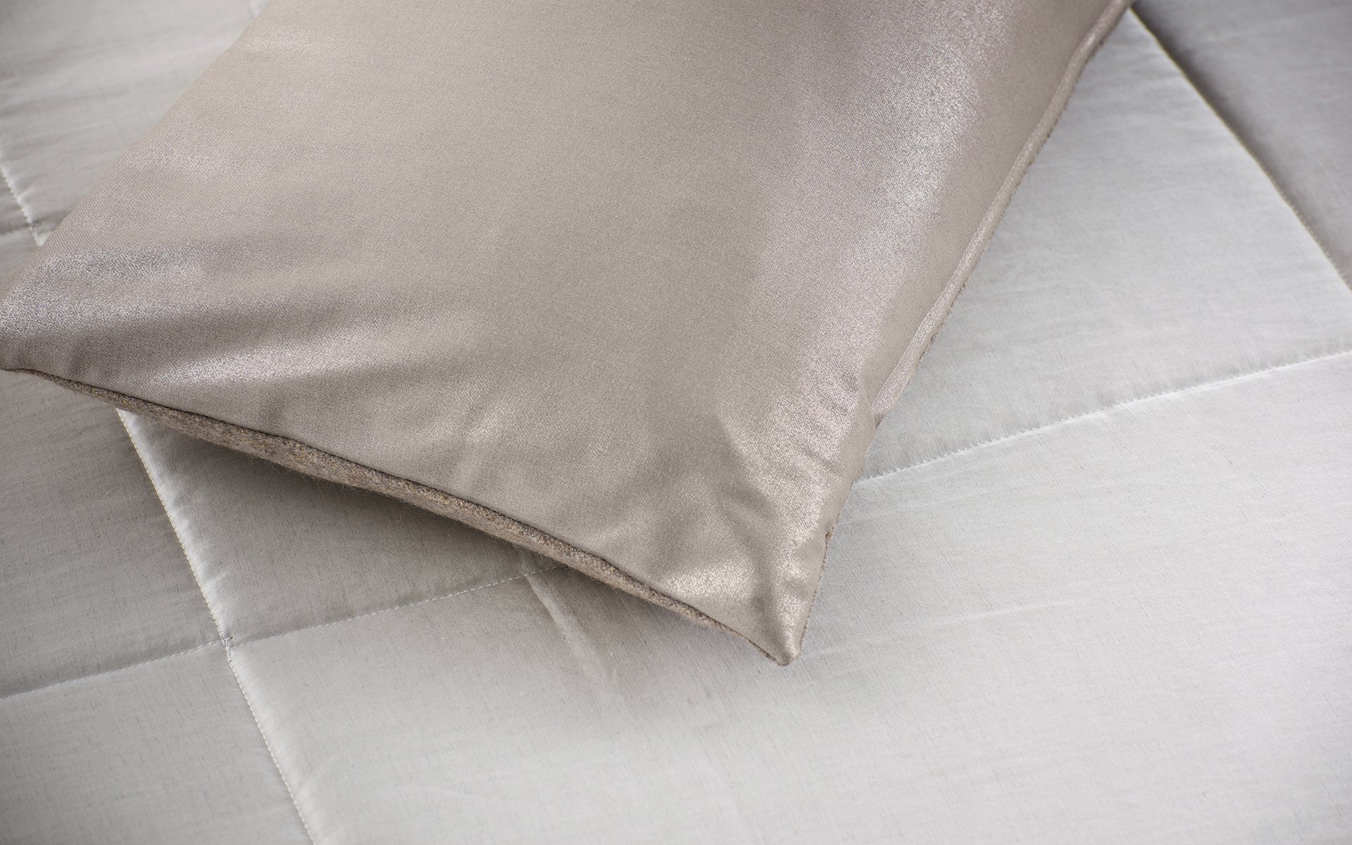 Mrs.Me home couture - cushion Patina Taupe detail1 web